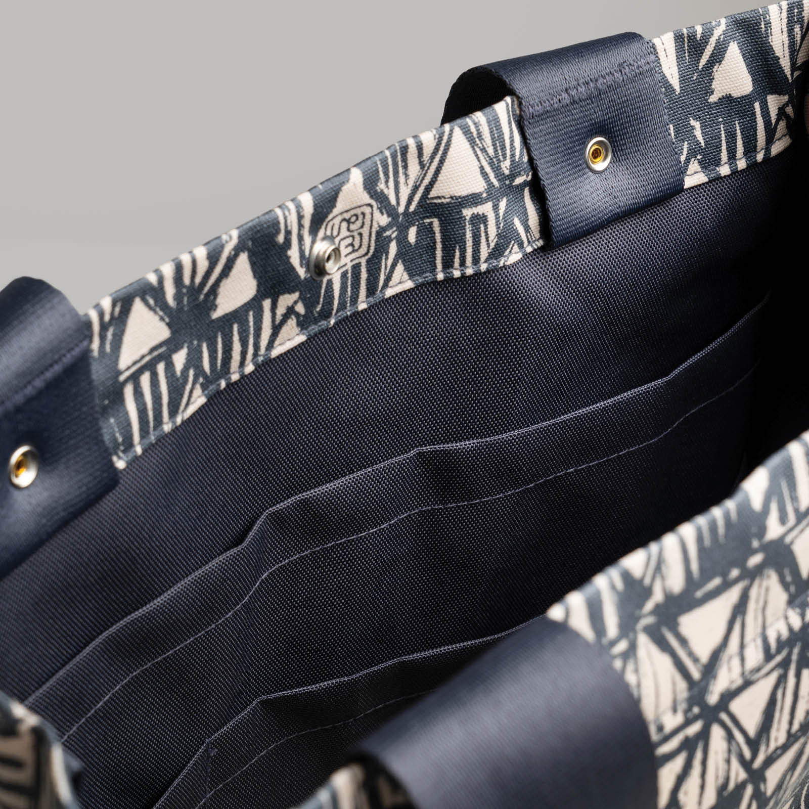 Alih - Curator Tote - Image 9