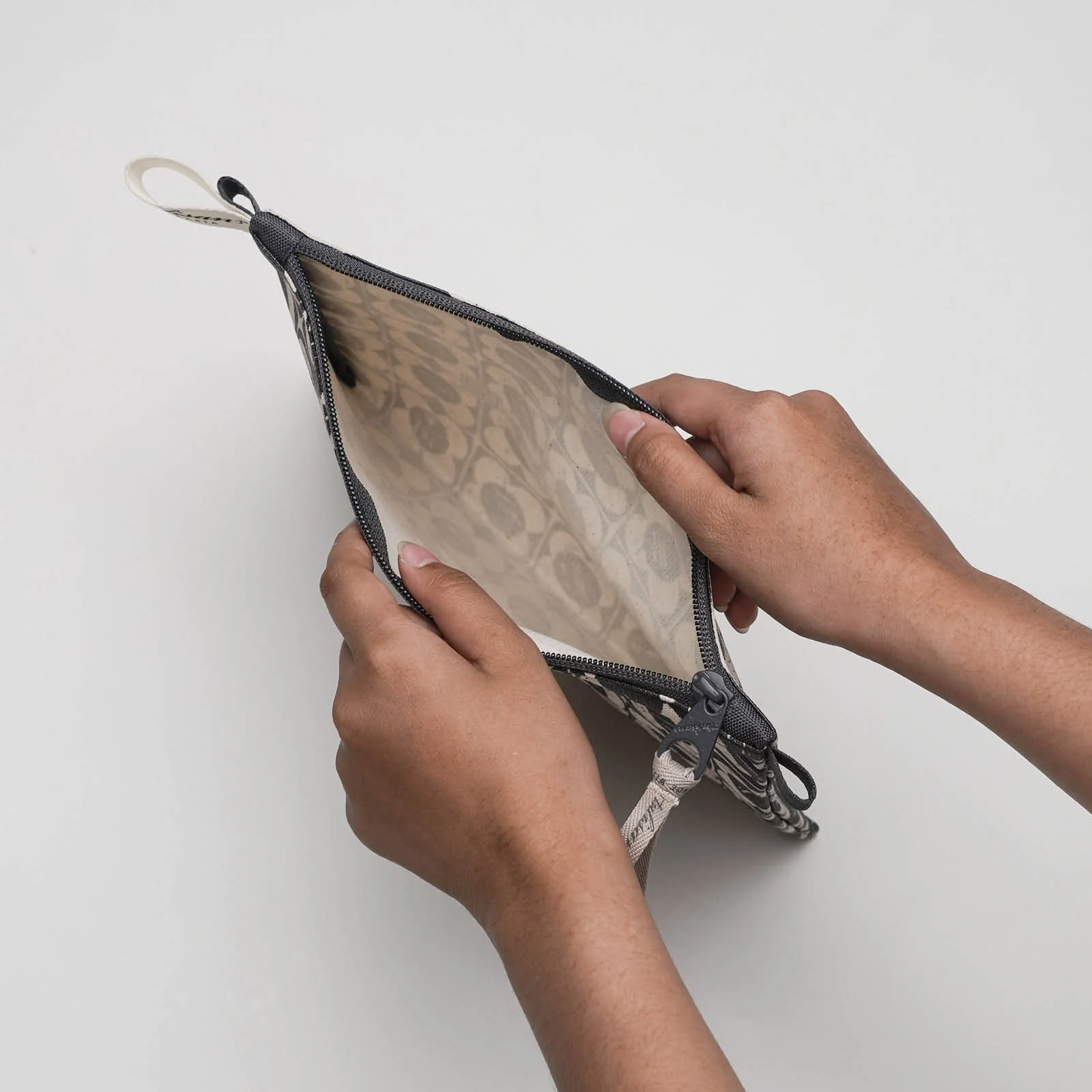 Bungaku - Medium Pouch - Image 5