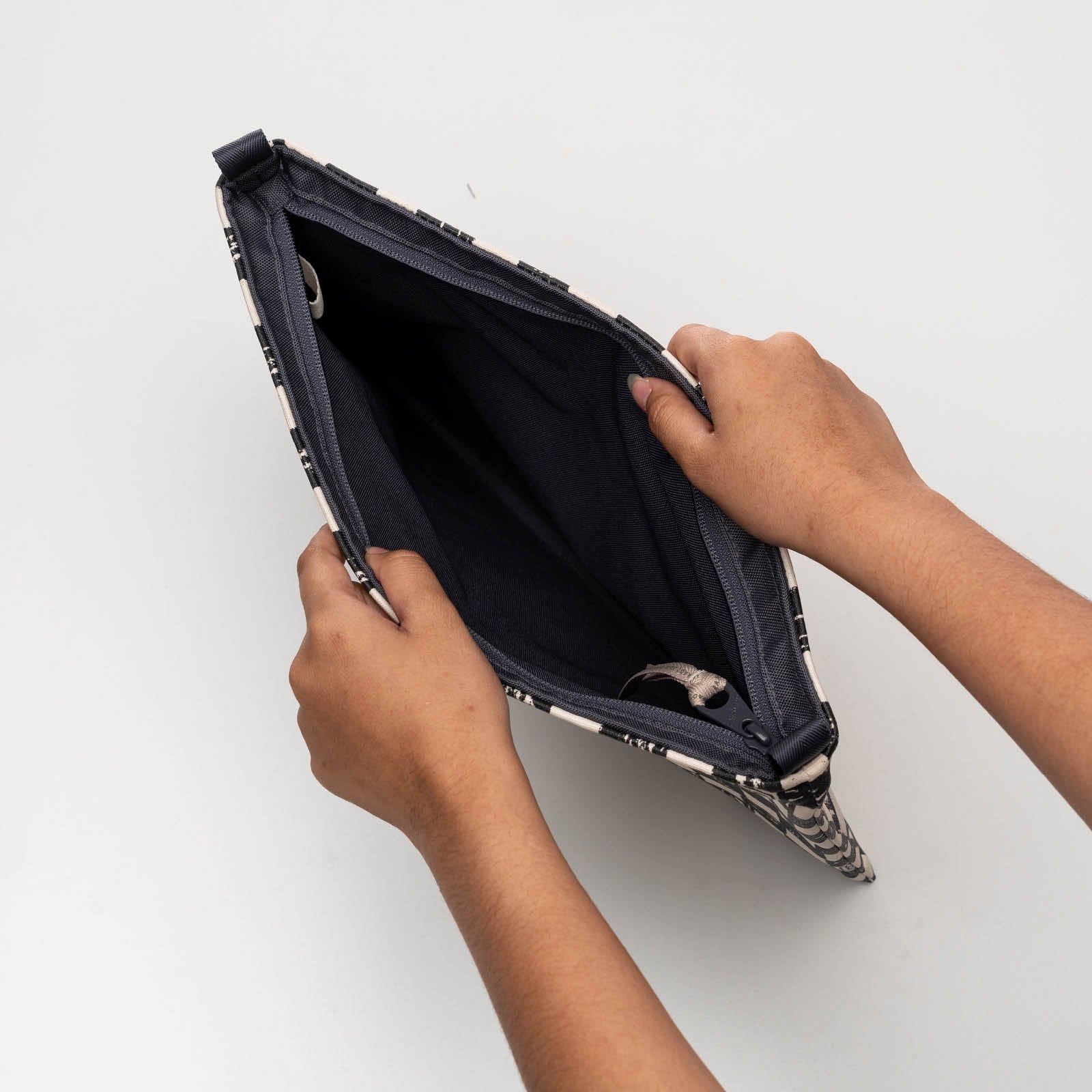 Catur - Medium Keynote Purse - Image 3
