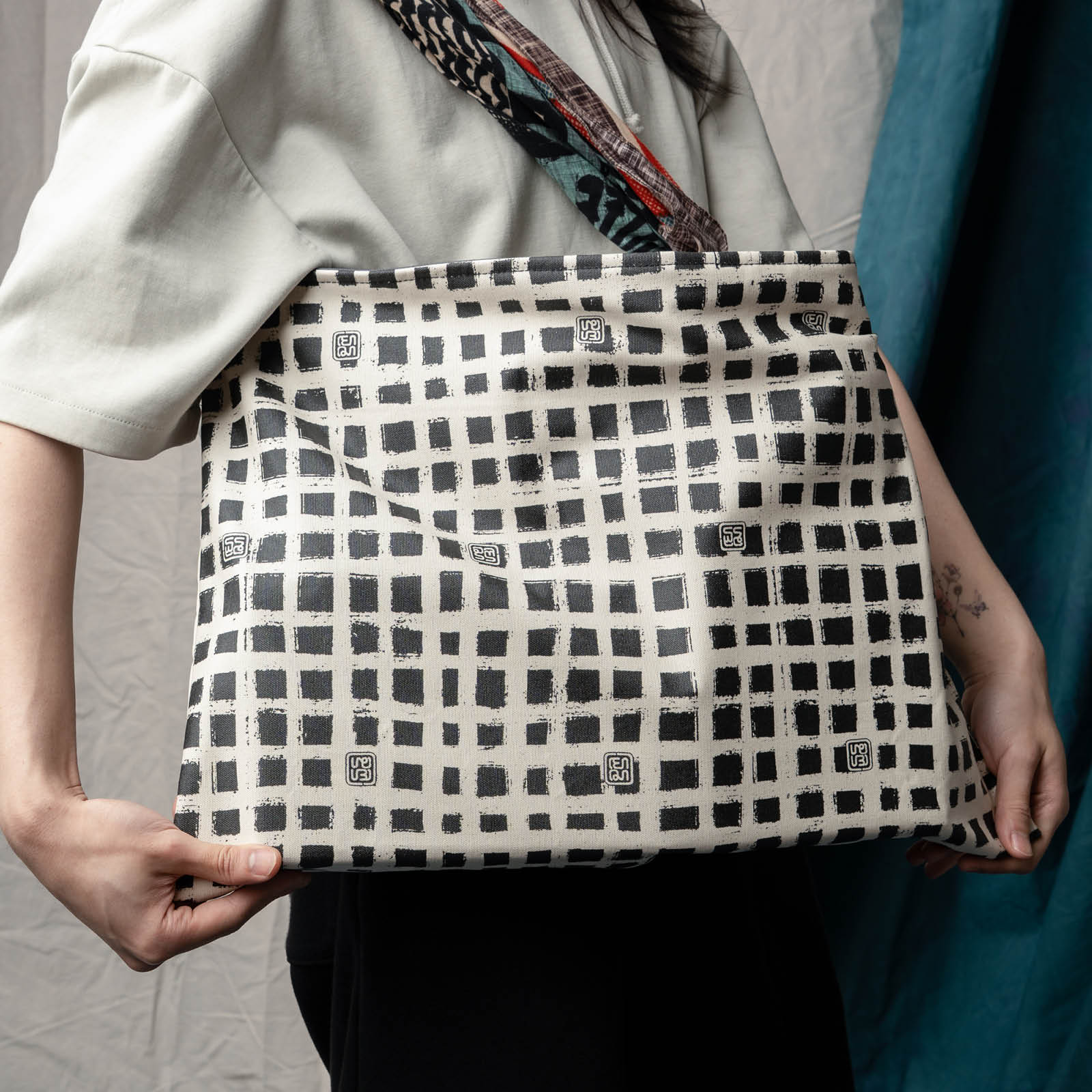 Postmo Kotak - Large Keynote Purse - Image 5