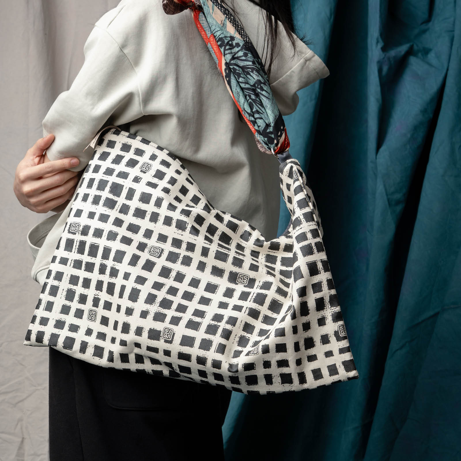 Postmo Kotak - Large Keynote Purse - Image 6