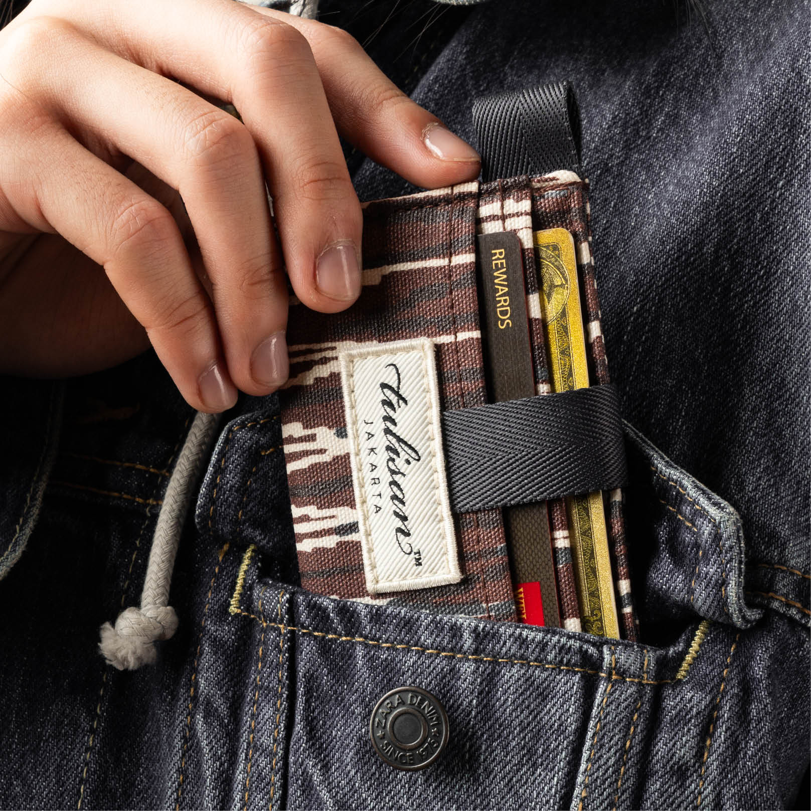 Postmo Ulos II - Card Holder - Image 4