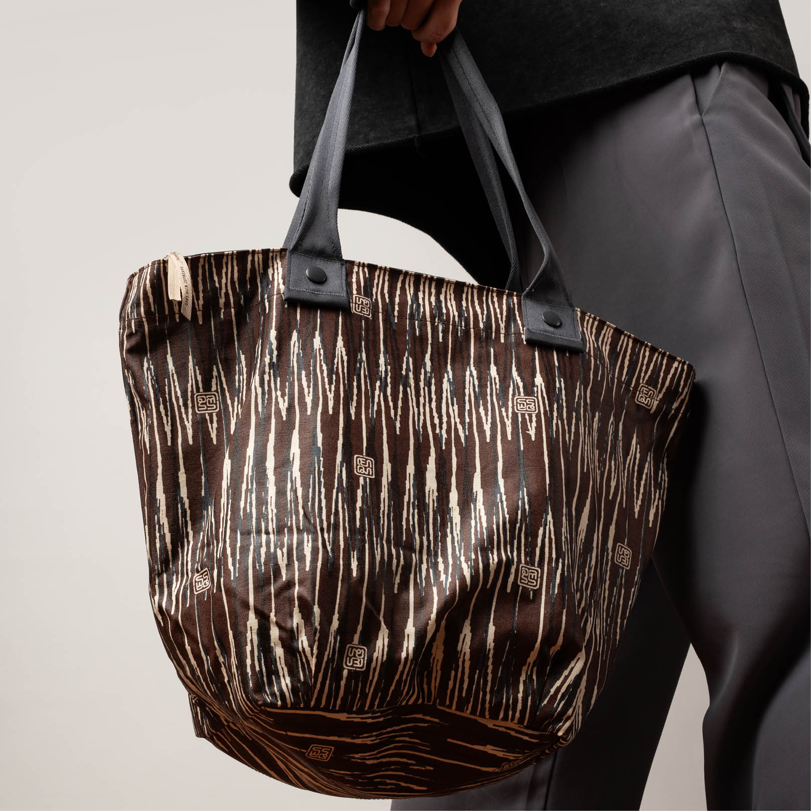 Postmo Ulos II - City Tote - Image 5